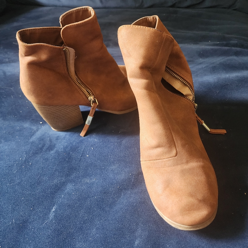 Tan colored women's booties Size 10 in excellent pre-owned condition.